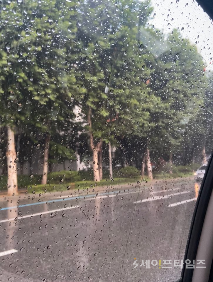 ▲ 계속되는 호우로 창문에 빗물이 맺혀있다. ⓒ 이찬우 기자