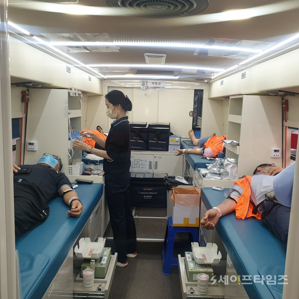 ▲ 부산사하소방서가 올 들어 세번째 단체 헌혈을 하고 있다. ⓒ 부산소방본부