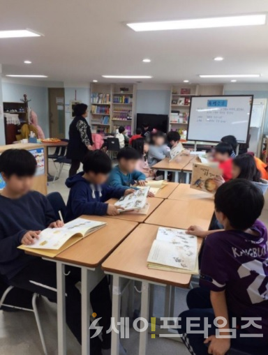 ▲ 작은도서관지원단이 SH작은도서관에서 아이들을 가르치고 있다. ⓒ 서울시