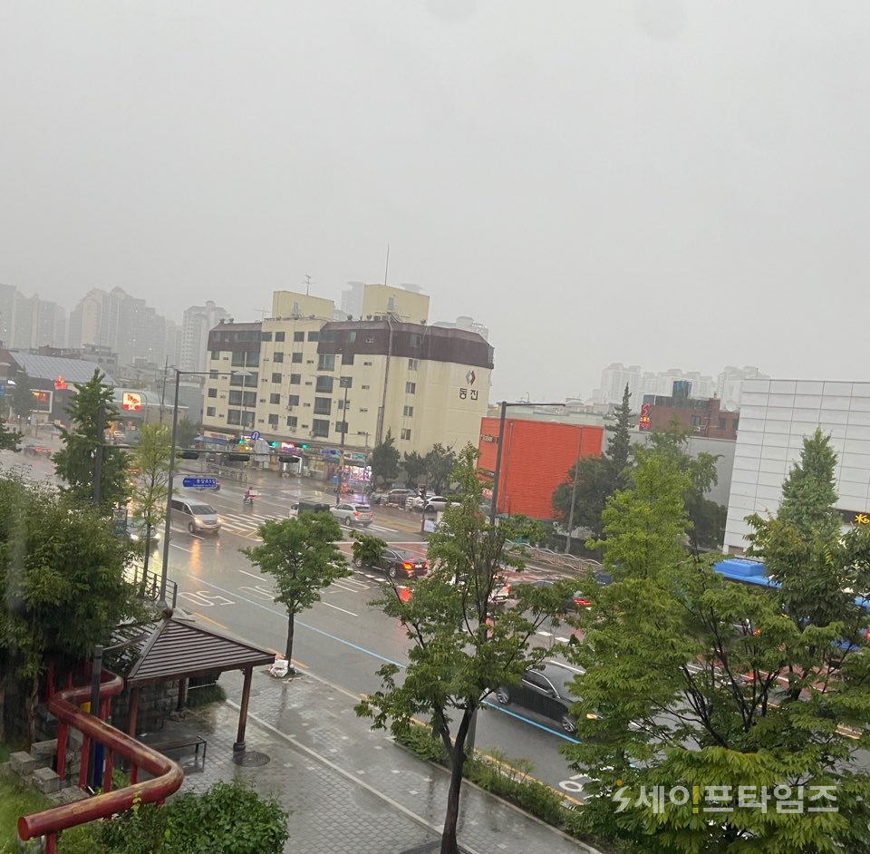 ▲ 종암동 세이프타임즈 본사에서 바라본 흐린 하늘과 비. ⓒ 이찬우 기자