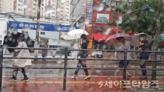 ▲ 서울 도봉구 도봉보건소 버스정류장에서 강한 비바람에 시민들이 우산을 부여잡고 있다. ⓒ 이찬우 기자