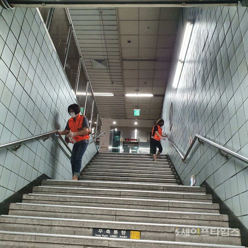 ▲ 의용소방대원들이 지하철역에서 방역 활동을 하고 있다. ⓒ 부산소방본부
