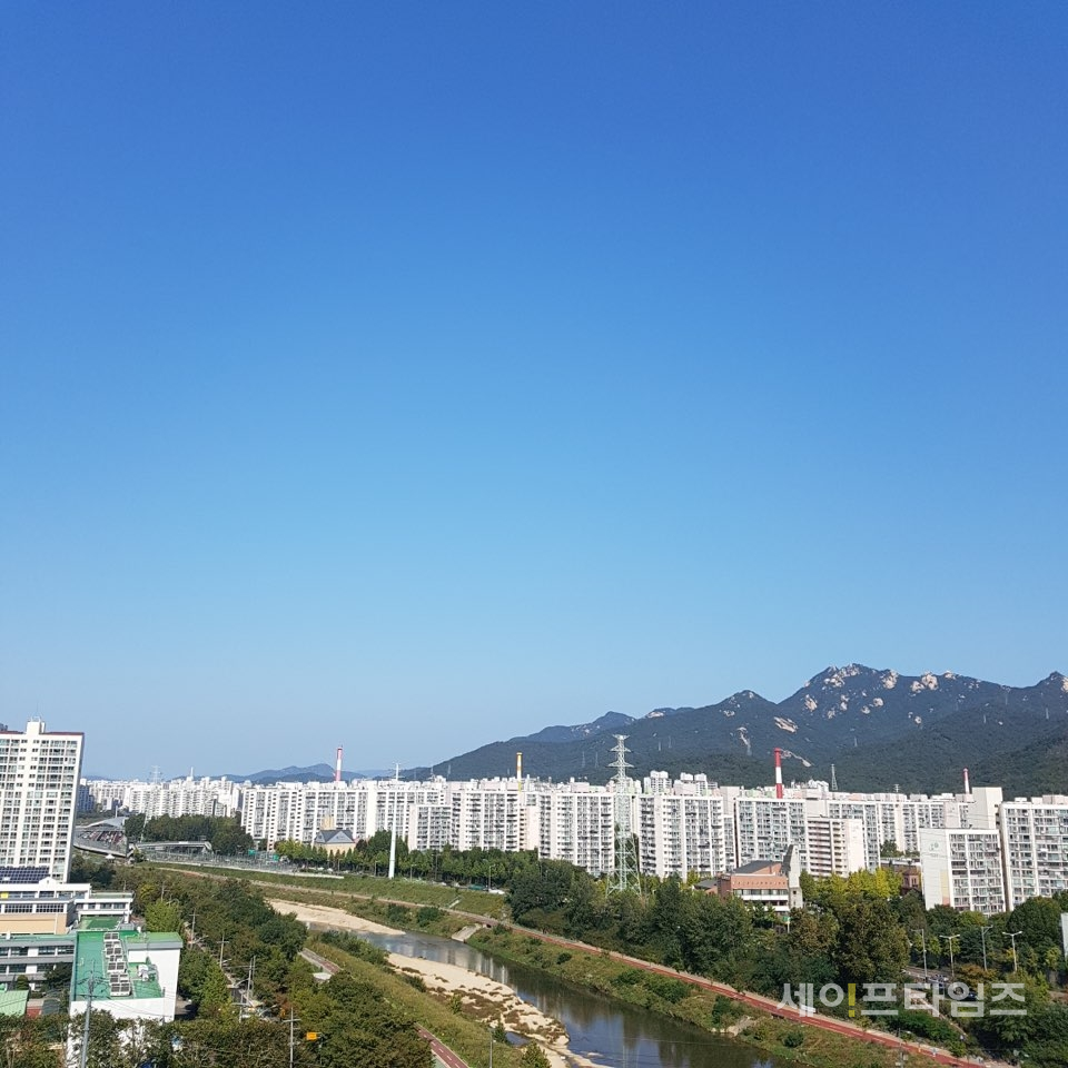 ▲ 서울 도봉구의 구름 한 점 없는 청명한 하늘. ⓒ 이찬우 기자