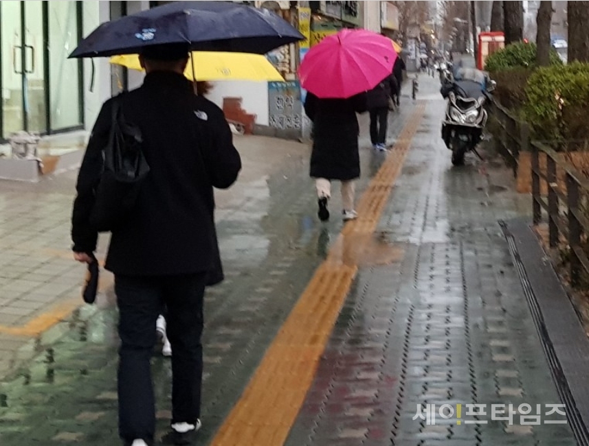 ▲ 삼각지역 인근 보도에서 시민들이 약한 비에 우산을 쓰고 걸어가고 있다. ⓒ 세이프타임즈 DB
