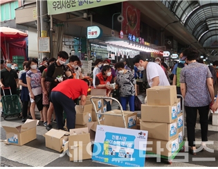 ▲ 서울 강동구가 암사시장에서 재사용 아이스팩을 나눠주고 있다. ⓒ 강동구