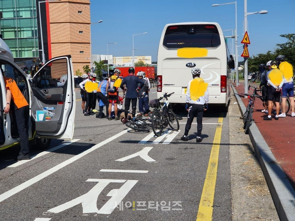 ▲ 22일 오전 11시 쯤 경기 김포 고촌읍 아라뱃길에서 차도로 달리던 한 자전거가 노상주차장에 주차된 버스와 충돌하면서 넘어졌다. 이어 옆에 있던 다른 라이더와 충돌해 넘어지면서 두 사람은 119구급차에 실려 인근 병원으로 후송됐다. ⓒ 이상종 기자