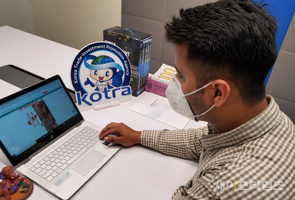 ▲  인도 뉴델리무역관 담당자가 온라인으로 샵클루즈 한국제품 전용관 'K-애비뉴'를 점검하고 있다. ⓒ KOTRA