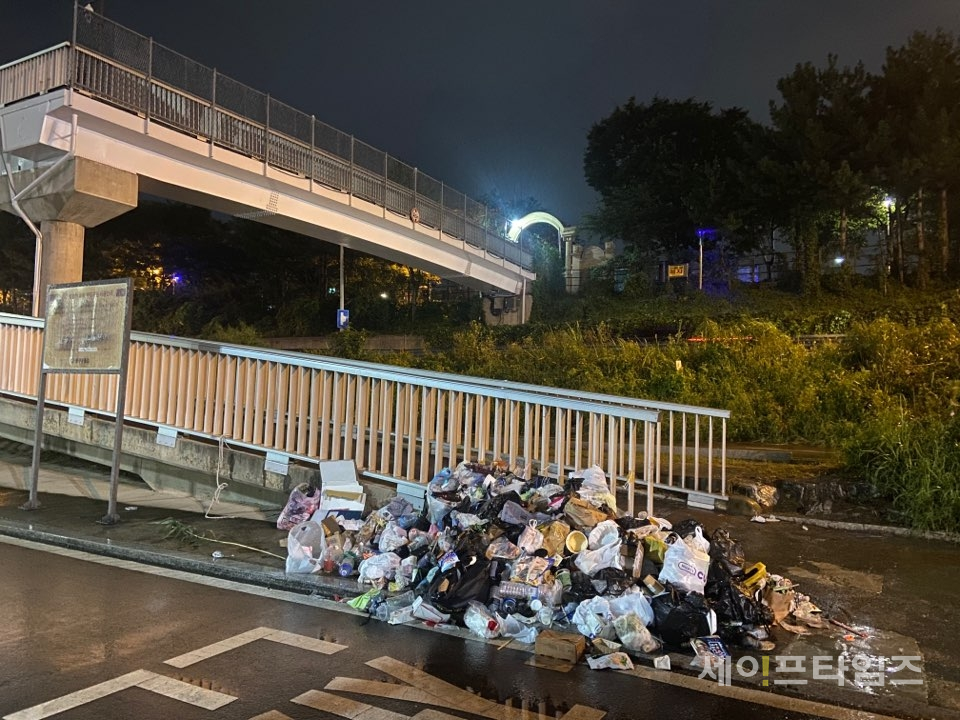 ▲ 서울 중랑천에 생활쓰레기들이 버려져 있다. ⓒ 이찬우 기자