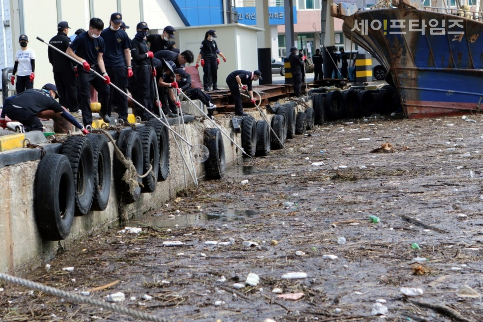 ▲ 해양경찰이 태풍 '마이삭'과 '하이선'으로 발생된 해양쓰레기를 수거하고 있다. ⓒ 해양경찰청