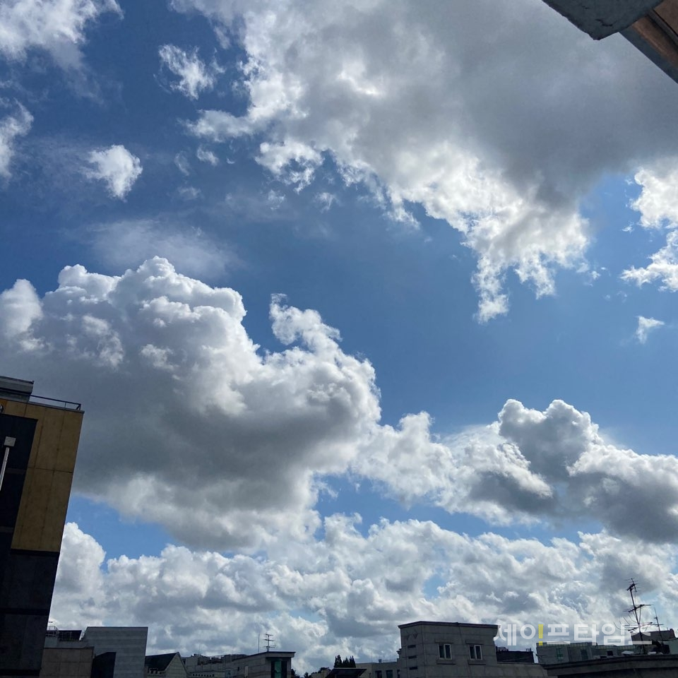 ▲ 세이프타임즈 본사 옥상에서 찍은 구름 낀 맑은 하늘. ⓒ 이찬우 기자