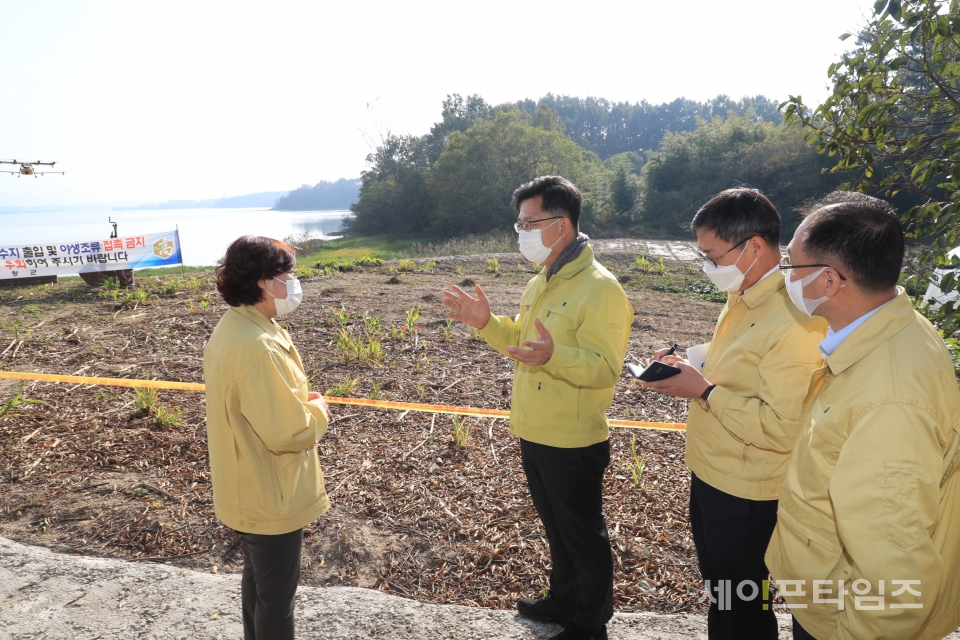 ▲ 김현수 농림축산식품부장관이 전북 고창 철새도래지 동림저수지를 방문했다. ⓒ 농식품부