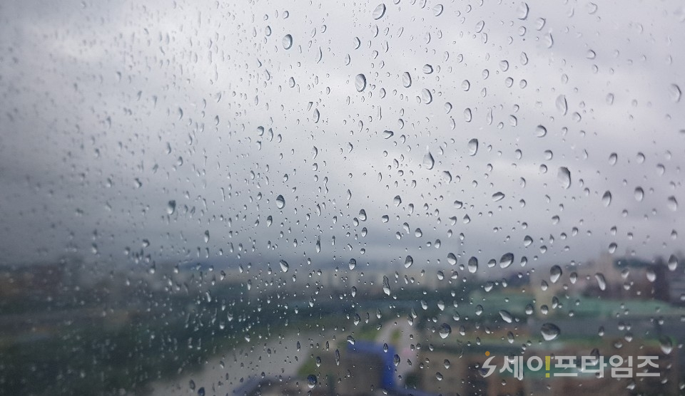 ▲ 서울 도봉구 아파트에서 바라본 중랑천에 비가 내리고 있다. ⓒ 세이프타임즈DB