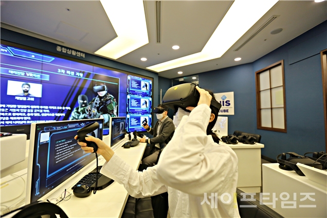 ▲ 청소년이 엔아이에스큐브 체험실에서 VR을 이용해 용의자를 검거하는 체험을 하고 있다. ⓒ 한국잡월드