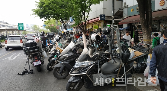 ▲ 서울 청계천로 일원에 오토바이가 불법 주정차를 하고 있다. ⓒ 세이프타임즈 DB