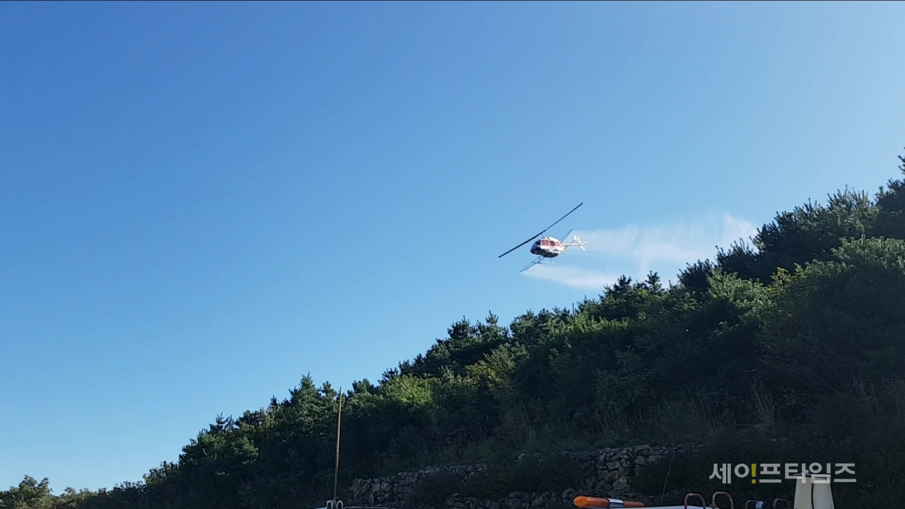 ▲ 아프리카돼지열병 확산저지를 위해 헬기를 이용해 항공방역을 하고 있다. ⓒ 세이프타임즈 DB