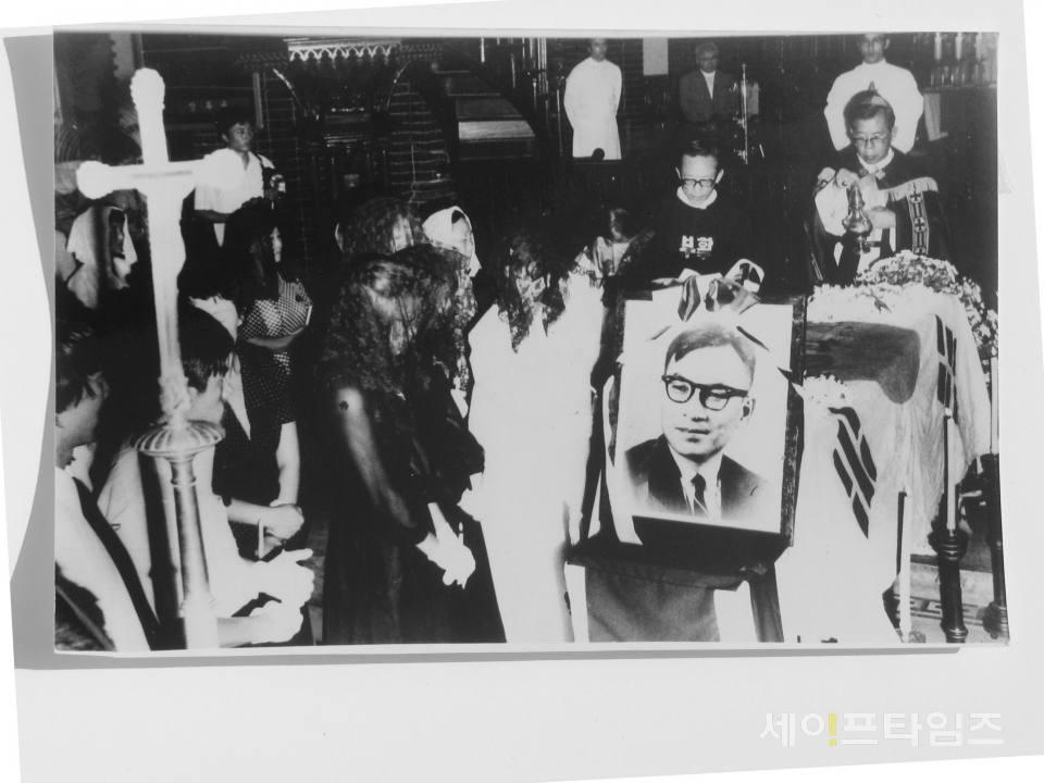▲ 1975년 8월 21일 고 장준하 선생의 영결식 장면. © 장준하기념사업회