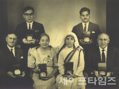 ▲ 1962년 아시아의 노벨상으로 불리는 막사이사이상을 수상하고 수상자들과 함께. 뒷줄 좌측. © 장준하기념사업회
