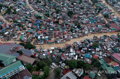 ▲ 12일(현지시간) 홍수로 물에 잠긴 필리핀 수도 마닐라를 공중에서 촬영한 장면. 태풍 '밤꼬'는 마닐라에 지난 수년 만의 기록적인 폭우를 뿌렸다. 