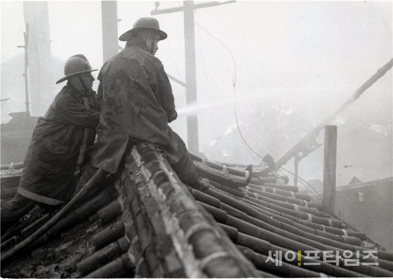 ▲ 페일 쉘라(왼쪽)가 한국인 동료와 한옥 화재진압을 하고 있다. ⓒ 소방청