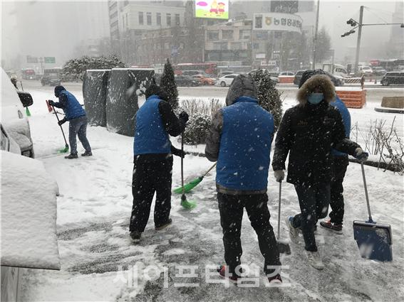 ▲ 노숙인 청소원들이 서울역 광장에 쌓인 눈을 치우고 있다. ⓒ 세이프타임즈 DB
