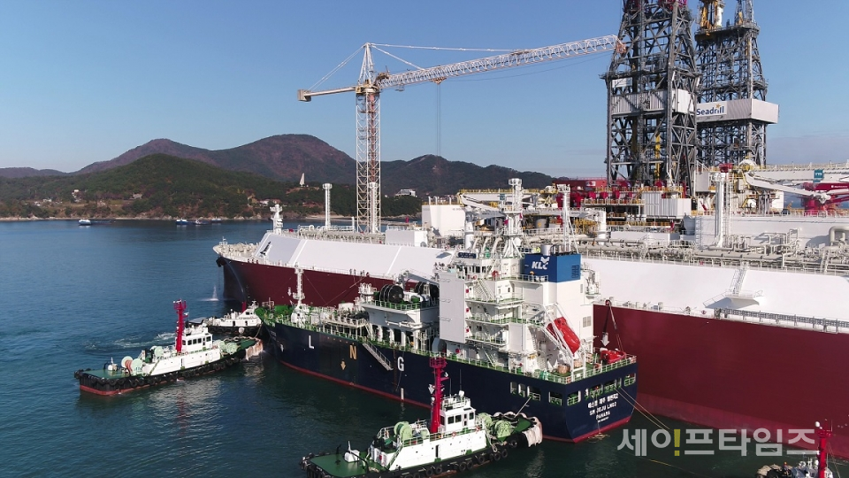 ▲ 한국가스공사는 LNG 운반선 시운전을 위한 세계 최초 ‘선박간(STS) LNG 선적 실증 테스트'를 26일 성공적으로 마쳤다. ⓒ 한국가스공사