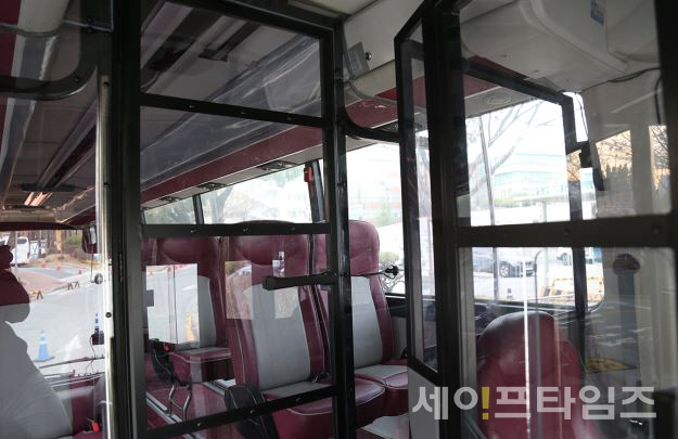 ▲  서울대병원이 코로나 확진 환자 이송지원을 위해 개조한 버스. ⓒ 서울대병원