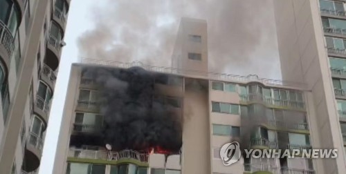 ▲ 1일 오후 4시 37분쯤 경기 군포시 산본동의 25층짜리 아파트 12층에서 불이 났다.