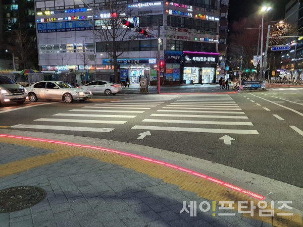 ▲ 서울 노원구가 중계동 은행사거리에 설치한 바닥신호등. ⓒ 노원구