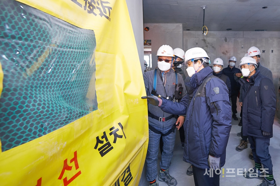 ▲ 박두용 안전보건공단 이사장이 인천 SK아파트 시공현장을 방문해 안전점검을 하고 있다. ⓒ 안전보건공단