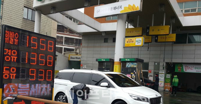 ▲ 시민이 서울 동작구 한 주유소에서 차량에 주유를 하고 있다. ⓒ 세이프타임즈 DB