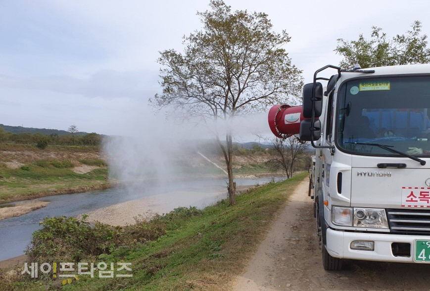 ▲ 충남 천안 봉강천에서 고병원성 AI가 확진돼 방역차량이 소독하고 있다. ⓒ 세이프타임즈 DB