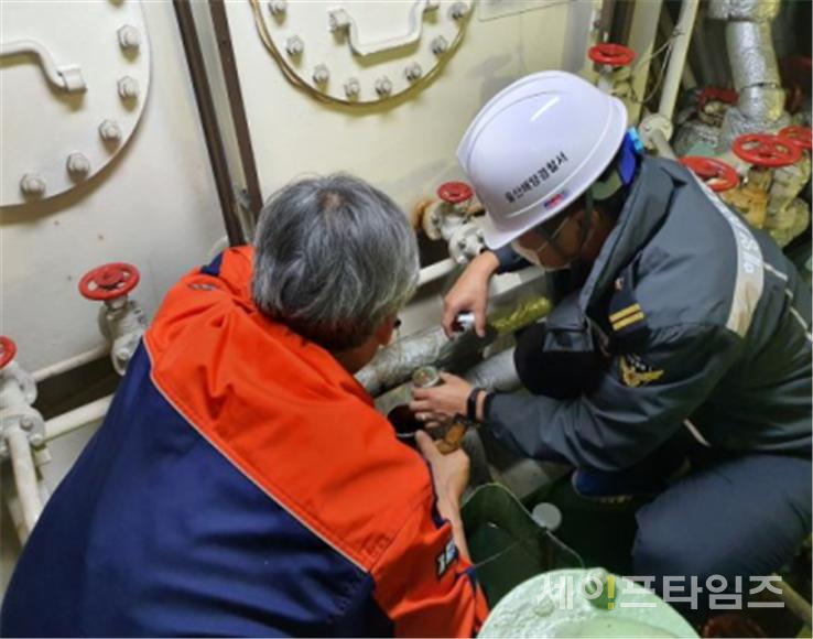 ▲ 해양경찰청 관계자가 선박 연료유 점검을 하고 있다. ⓒ 해경
