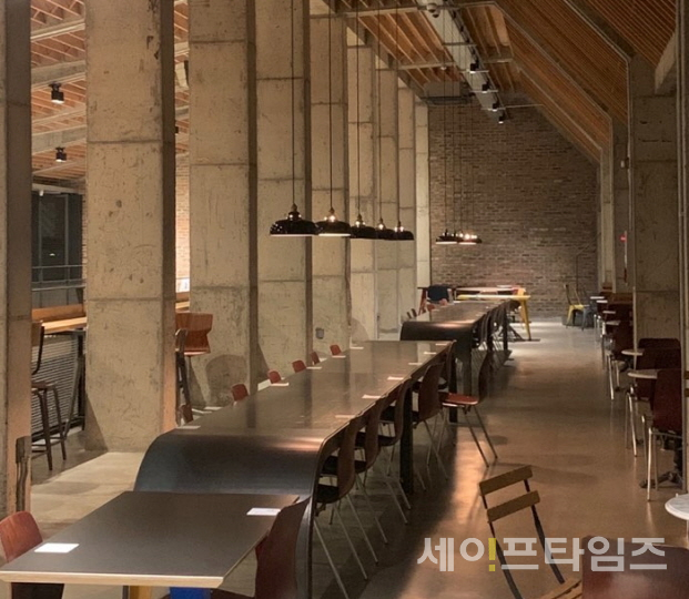 ▲ 코로나19가 2.5단계로 격상된 후 서울지역 한 카페가 텅 비어 있다. ⓒ 세이프타임즈 DB