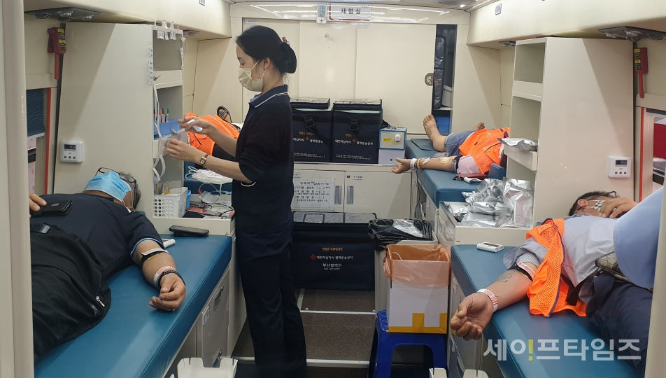 ▲ 부산사하소방서 소방관들이 단체 헌혈을 하고 있다. ⓒ 세이프타임즈 DB
