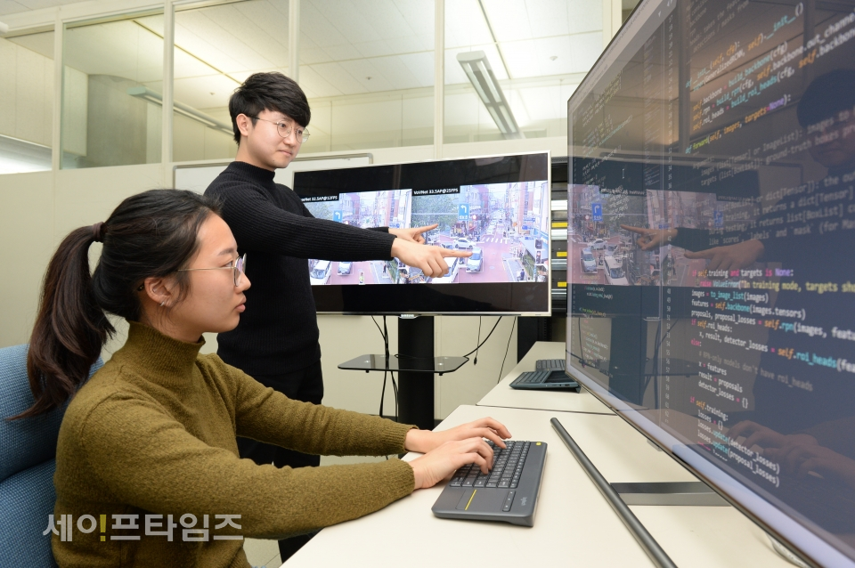 ▲ ETRI 연구진이 객체검출 기술을 기반으로 하는 시각지능을 시연하고 있다. ⓒ 한국전자통신연구원