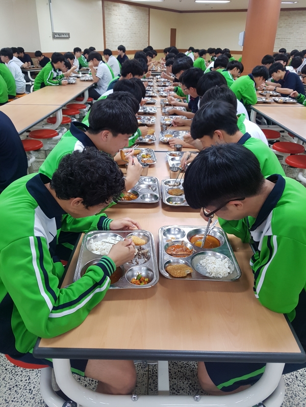 ▲ 학생들이 급식을 먹고 있다. ⓒ 세이프타임즈 DB
