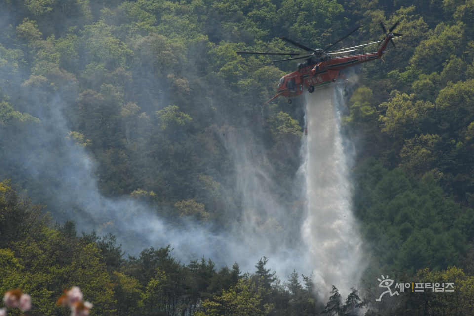 ▲ 산림청 초대형 산불진화 헬기가 물대포를 쏘며 산불을 진압하고 있다. ⓒ 산림청