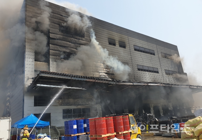 ▲ 소방관들이 경기 이천 물류센터에서 발생한 화재를 진압하고 있다.  ⓒ 세이프타임즈 DB