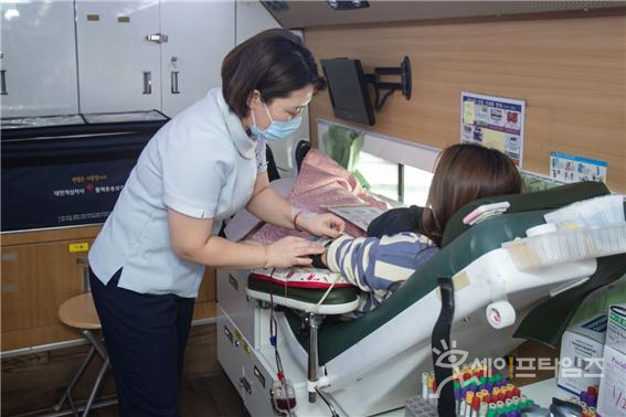 ▲ 도로공사 직원이 헌혈에 참여하고 있다. ⓒ 한국도로공사