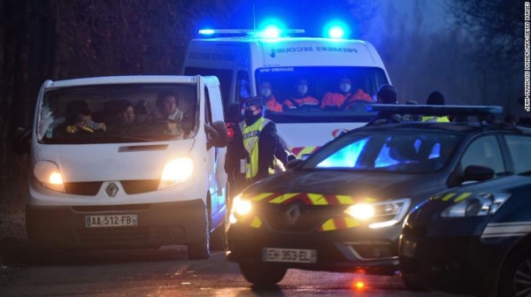 ▲ 프랑스 경찰이 불법 신년 파티에 참가하려는 차량을 단속하고 있다. ⓒ CNN