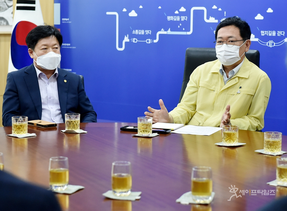 ▲ 박남춘 인천시장이 관계자들과 'KS택시평가제도'에 대해 논의하고 있다. ⓒ 인천시