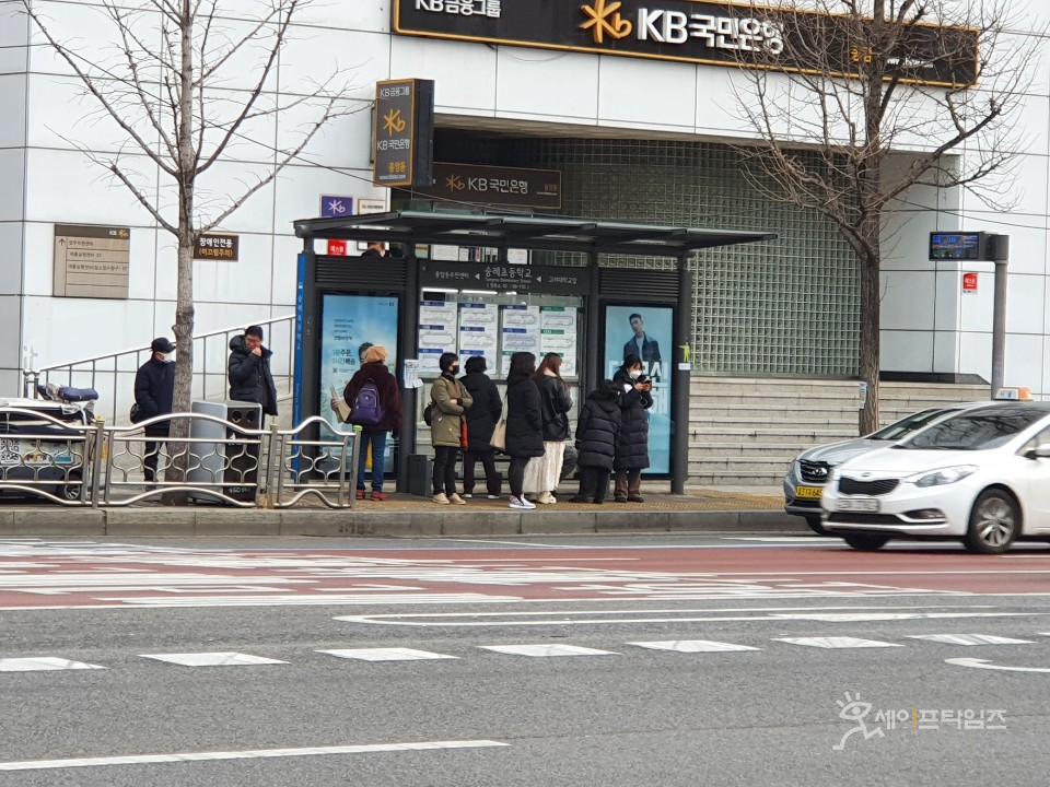 ▲ 추운 날씨 사람들이 버스를 기다리고 있다. ⓒ 김동하 기자