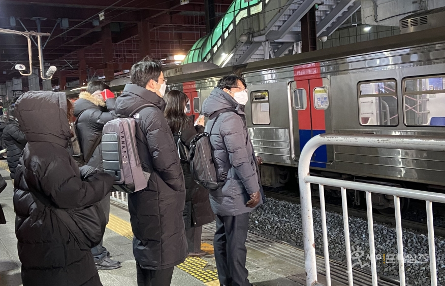 ▲ 7일 서울 지하철 고장으로 인해 창동역에서 시민들이 추위에 떨고있다. ⓒ 이찬우 기자