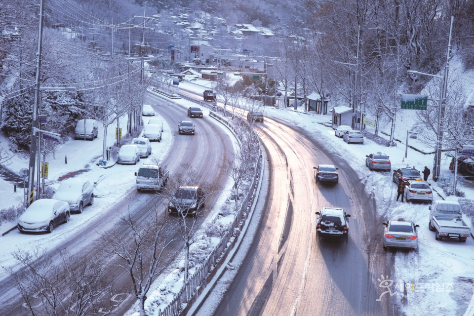 ▲ 겨울철 눈이 내린 뒤 혼잡한 도로. ⓒ 도로교통공단