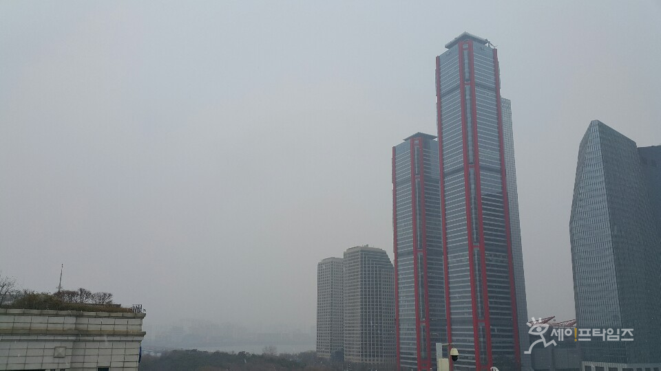 ▲ 서울 여의도 지역 건물들이 미세먼지로 뿌옇게 보인다. ⓒ 독자 제공