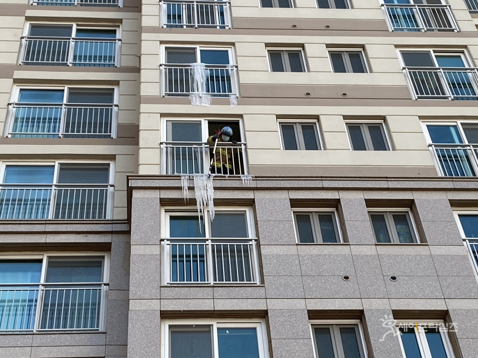 ▲ 소방관이 경남 창원의 한 아파트에 고드름을 제거하고 있다. ⓒ 경남소방본부