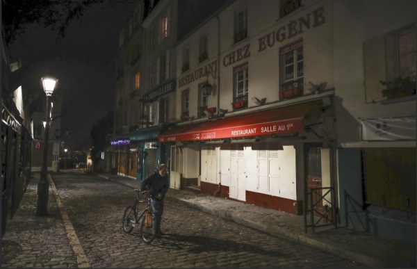 ▲ 프랑스 전역에서 시행하고 있는 통금으로 텅 빈 파리의 한 거리. ⓒ AP
