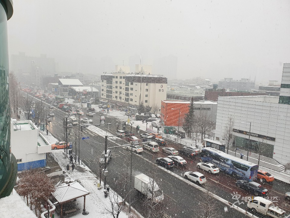 ▲ 길거리에 눈이 내리고 있다. ⓒ 김동하 기자
