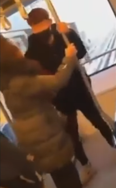 ▲ 지하철에서 노인을 상대로 욕설·폭행을 하고 있는 중학생 ⓒ 유튜브 영상 캡처