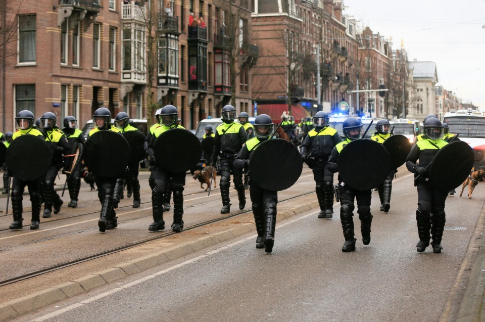 ▲ 네덜란드 곳곳에서 코로나19 방역지침에 반대하는 시위가 벌어졌다. ⓒ 로이터통신
